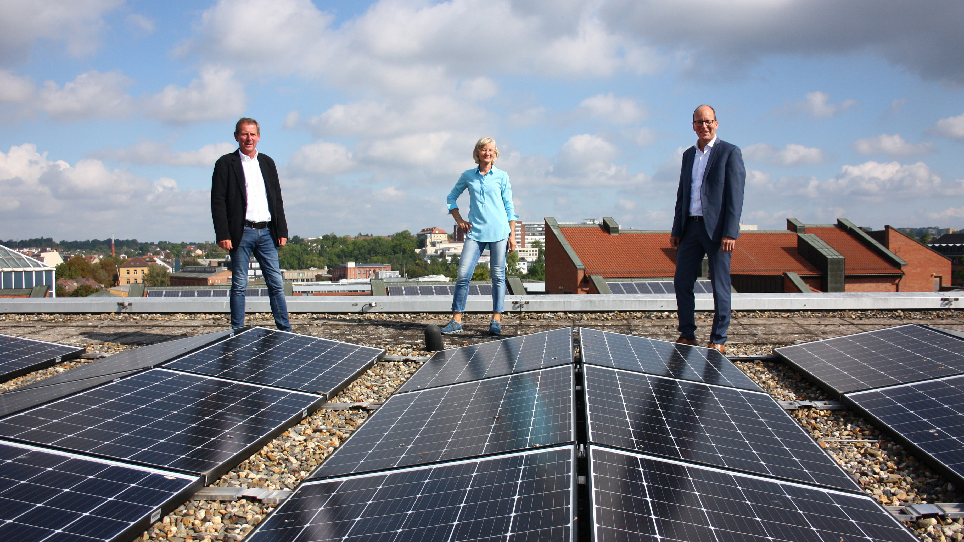 60 Tonnen CO2 pro Jahr weniger: Weitere PV-Anlagen auf den Dächern der Uni